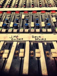 Dave Grohl será el baterista para el nuevo disco de Queens Of The Stone Age