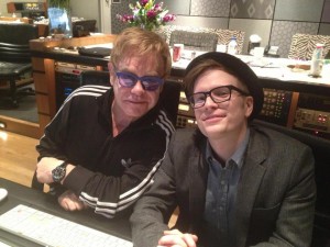 Sir Elton John con Patrick Stump, frontman de Fall Out Boy