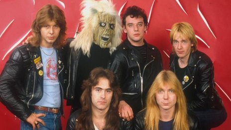 Clive Burr (izquierda) con Eddie, la mascota de Iron Maiden y los demás integrantes de la banda