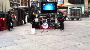 Tocando en las calles de Times Square en Nueva York
