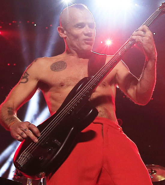 Flea tocando con Red Hot Chili Peppers en el Super Bowl XLVIII