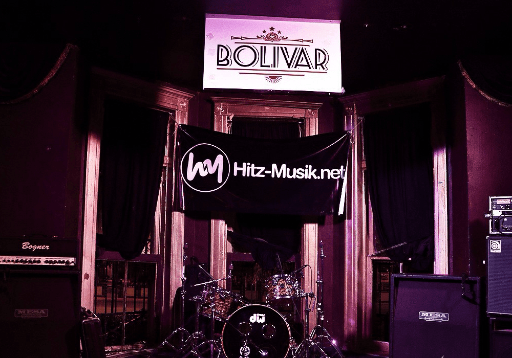 Escenario del Club Bolívar con el banner de Hitz-Musik.net colgado, durante el último evento que organizamos como promotores.